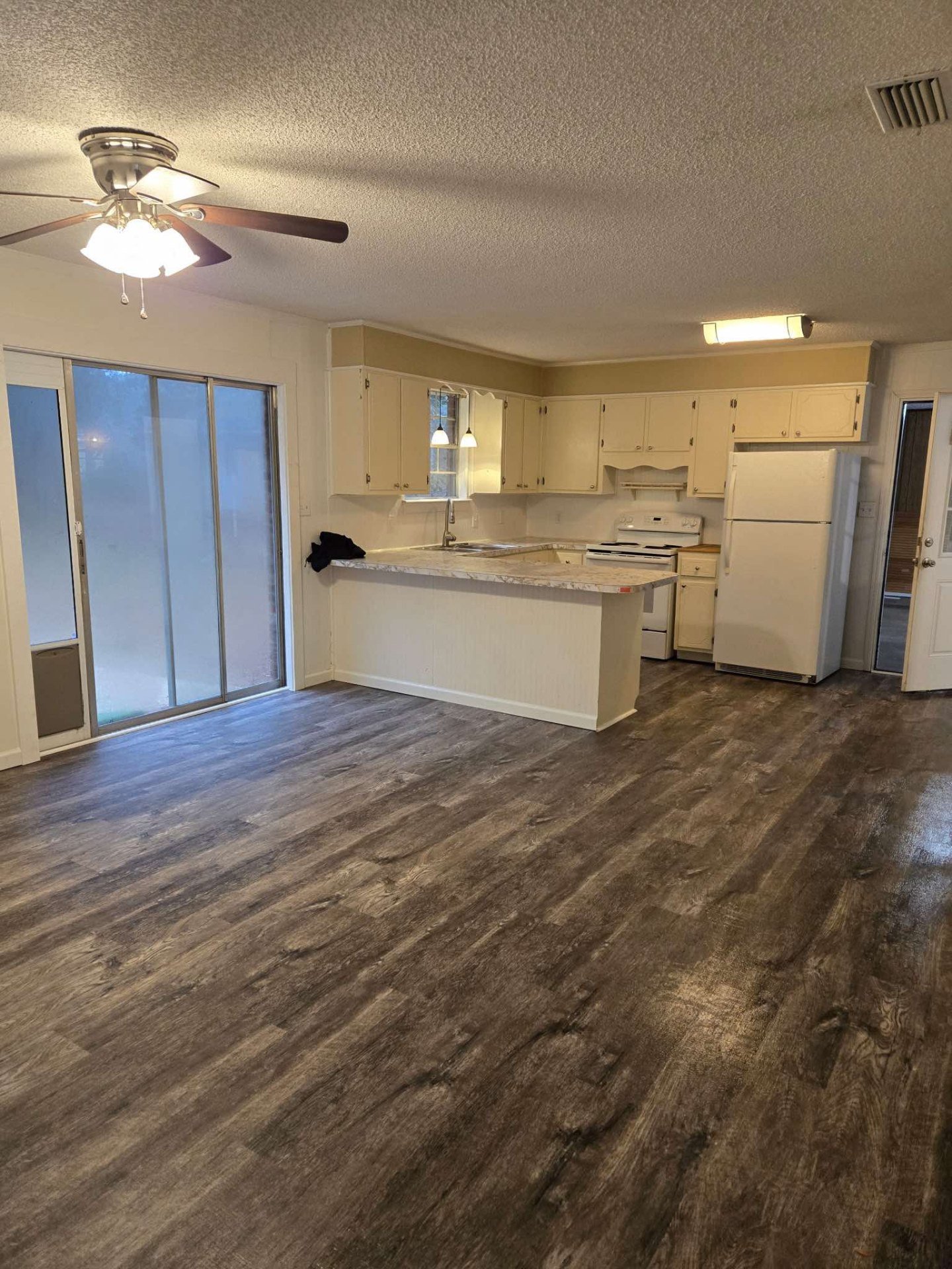 Modern kitchen waterproof vinyl plank flooring installation featuring durable scratch-resistant luxury vinyl planks perfect for high-moisture cooking areas